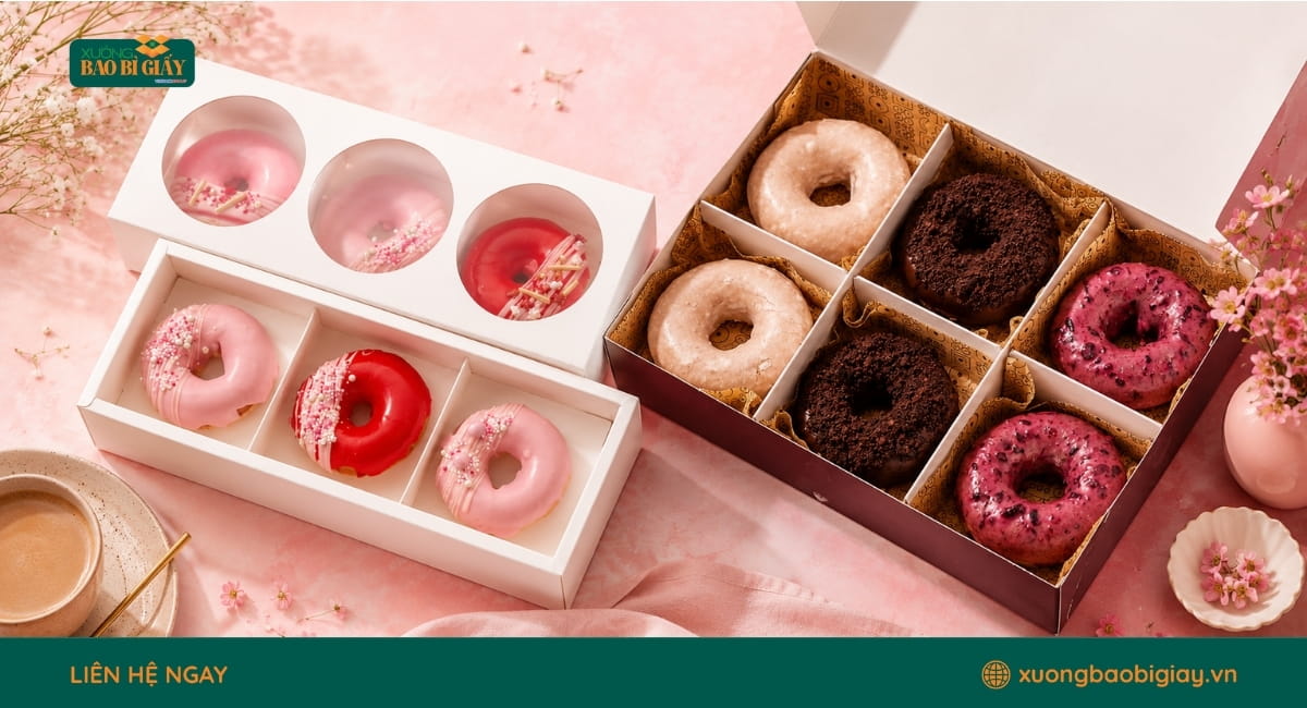 Hộp giấy nhiều ngăn đựng donut, giúp phân tách sản phẩm gọn gàng và đẹp mắt.