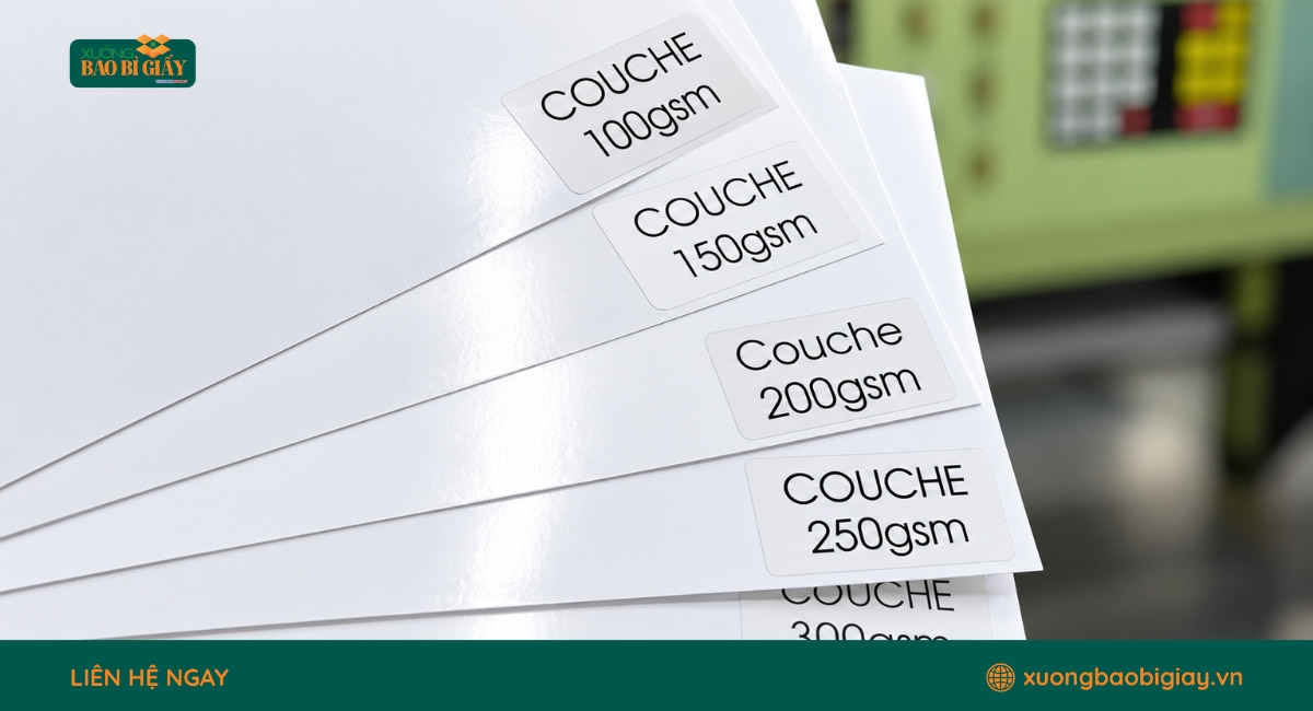 In túi giấy Couche mang lại bề mặt sáng mịn, thích hợp cho thiết kế cần hình ảnh và màu sắc nổi bật.
