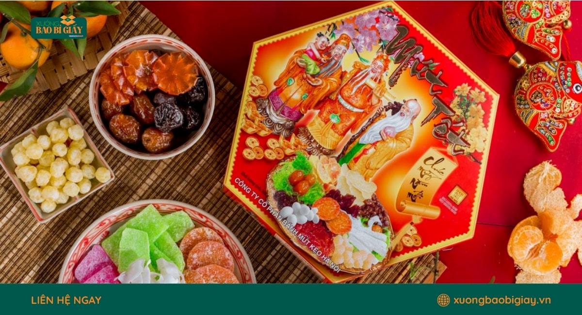Hộp giấy đựng mứt tết được in logo thương hiệu sắc nét, nâng cao hiệu quả quảng bá.