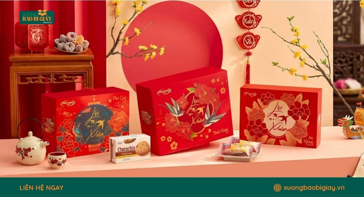 Mẫu hộp giấy đựng mứt tết ép kim nổi bật, phù hợp cho quà biếu khách hàng dịp cuối năm.