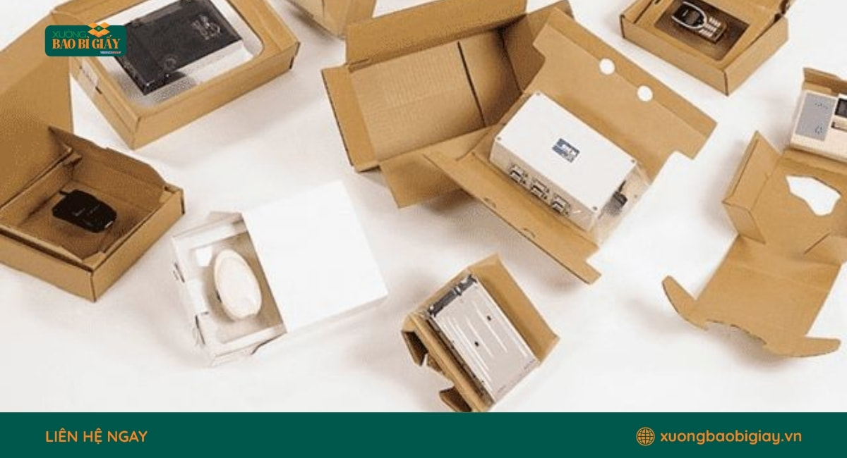 Hộp giấy đựng phụ kiện điện thoại với kết cấu cứng cáp, bảo vệ sản phẩm trong quá trình vận chuyển.
