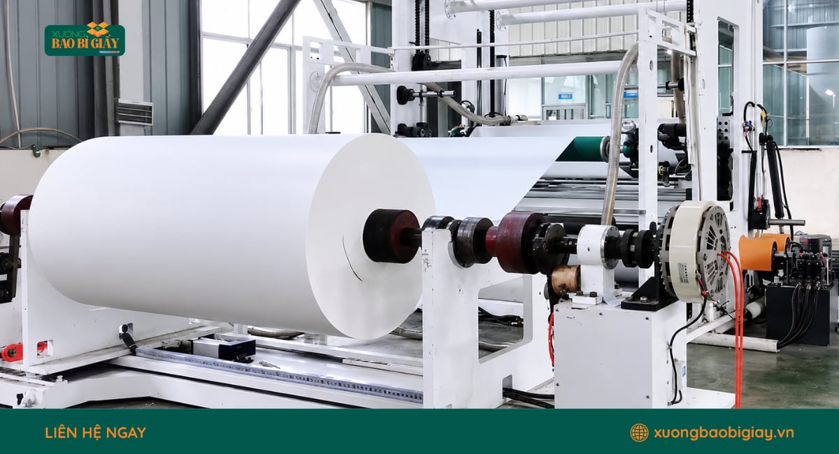 Chuẩn bị nguyên liệu và tạo nếp giấy cho túi giấy 4MEN
