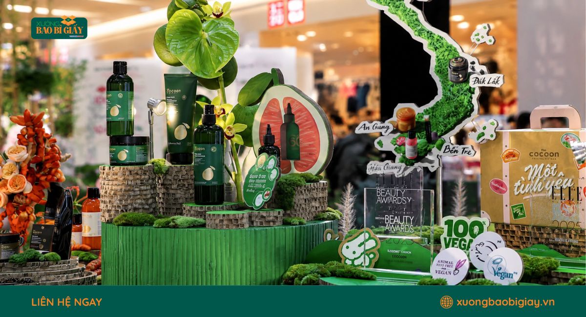 Nhân viên Xưởng Bao Bì Giấy tiếp nhận yêu cầu và thông tin từ thương hiệu Cocoon