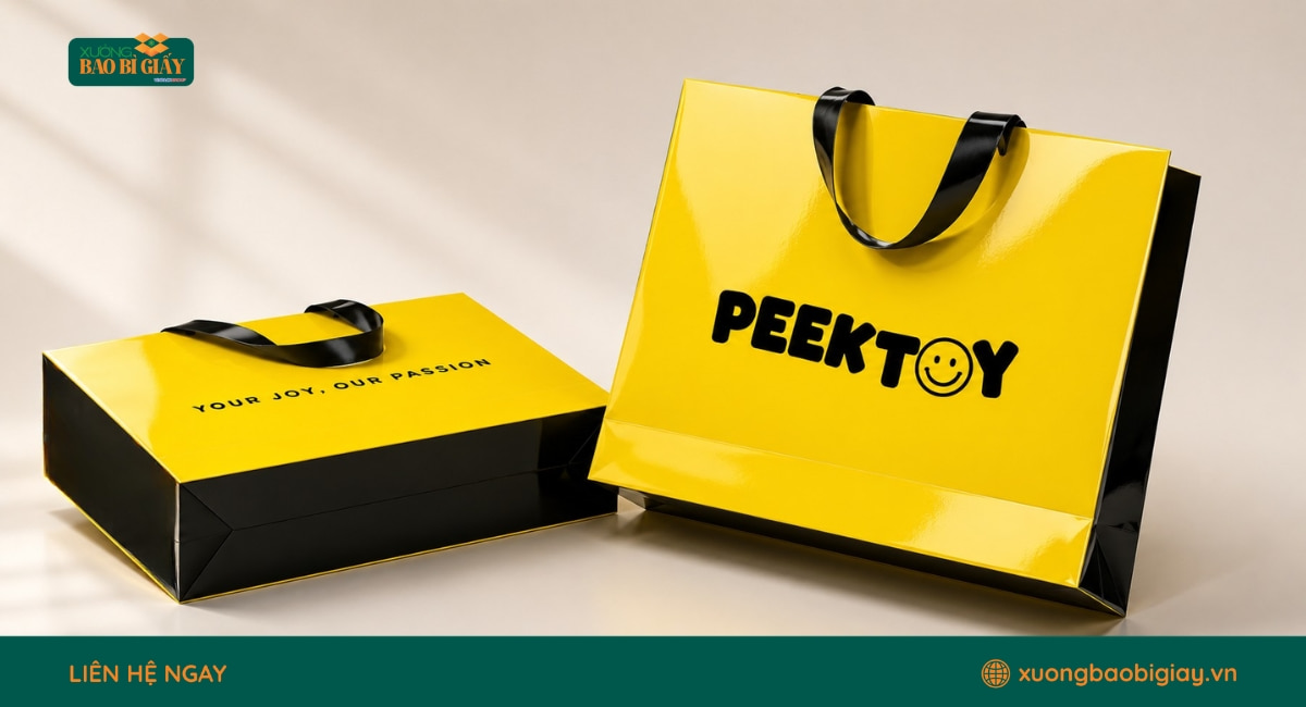 Cận cảnh góc nghiêng và phần đáy túi giấy PEEKTOY với kết cấu chắc chắn, đường gấp sắc nét và khả năng chịu tải tốt.