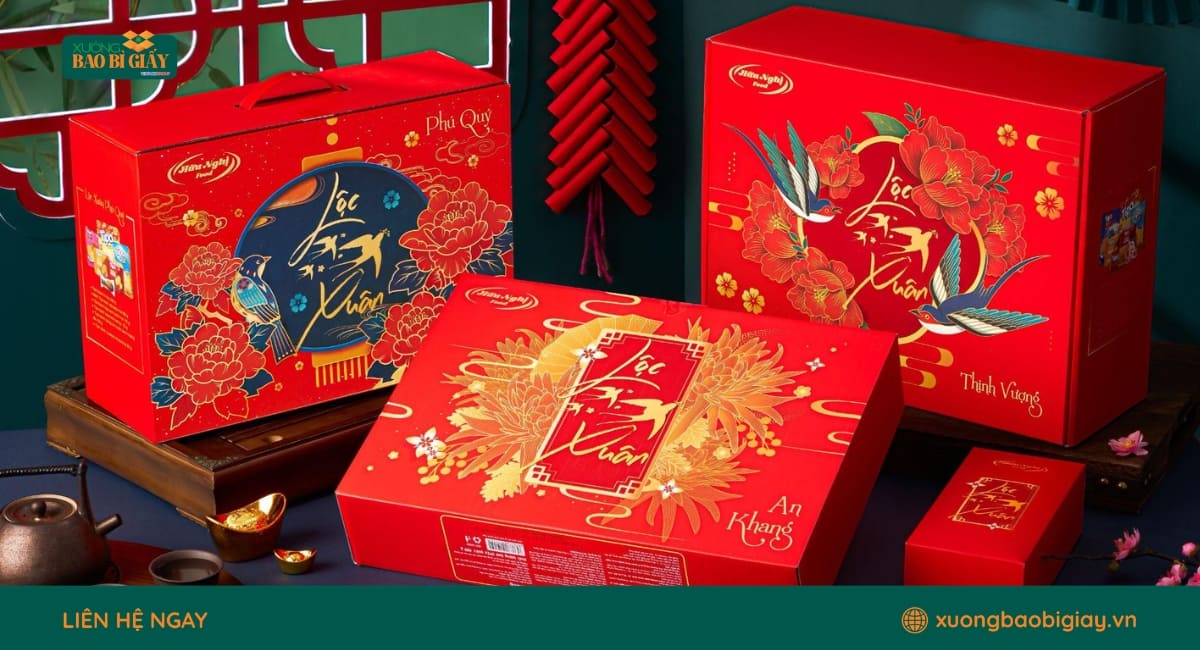Hộp giấy đựng bánh kẹo Tết có quai xách tiện lợi, kết hợp thiết kế đẹp mắt cho các set quà biếu ngày xuân.