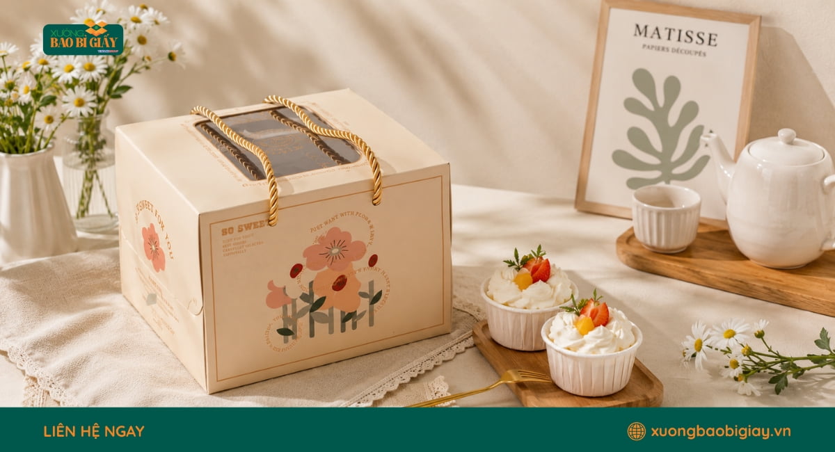 Hộp giấy đựng bánh kem giúp bảo vệ bánh, hỗ trợ vận chuyển thuận tiện và nâng cao hình ảnh của cửa hàng.