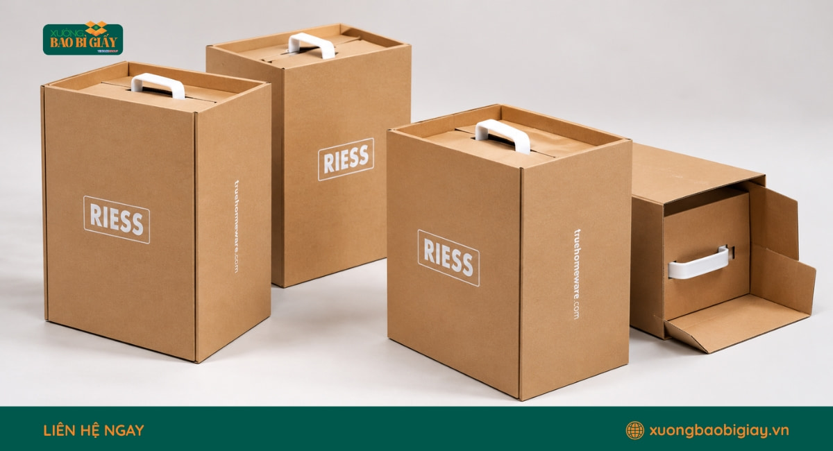 Thùng carton có quai xách bằng nhựa chắc chắn
